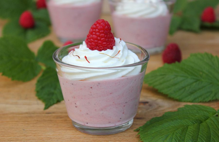 HimbeerJoghurtCreme mit Zitronensahne und Safranfäden